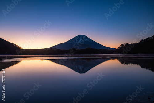 精進湖から夜明けの逆さ富士