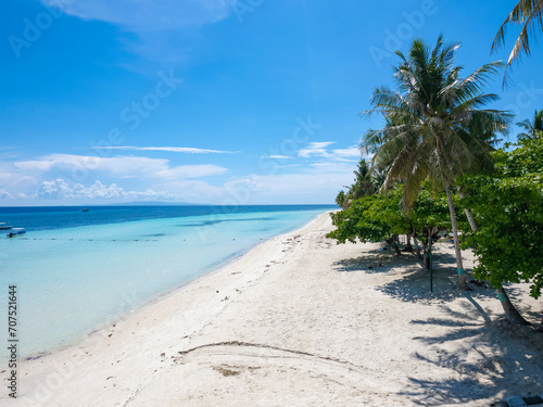 Fototapeta Naklejka Na Ścianę i Meble -  A perfect day at tropical beach. Dumaluan Beach during a weekday in the island of Panglao, Philippines.