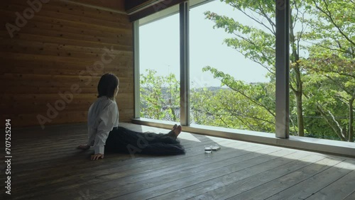 おしゃれな部屋でリラックスする女性