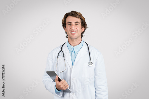 Doctor with tablet in hand ready for digital health © Prostock-studio