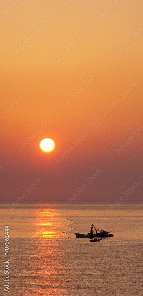 4월 새벽 일출, 멋진 태양 빛과 수평선이 있는 해돋이 영덕 바다 풍경 - The shining sun and the early morning sea