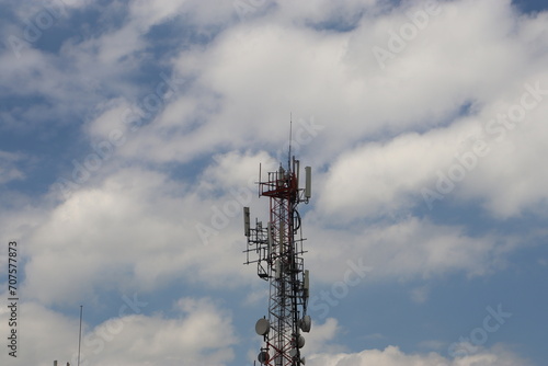 Torre de antena eléctrica con cielo 