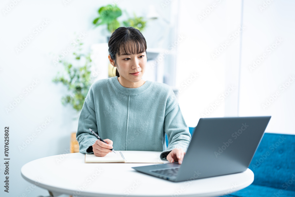 パソコンを使い勉強をする若い日本人女性 パソコンを使い勉強をする若い日本人女性