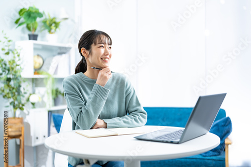 パソコンを使い勉強をする若い日本人女性 photo