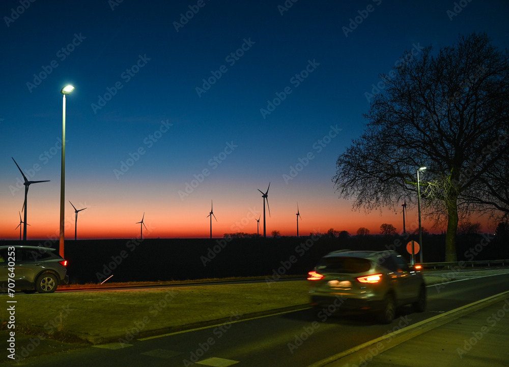 coucher de soleil eolienne energie ecologie circulation auto voiture route