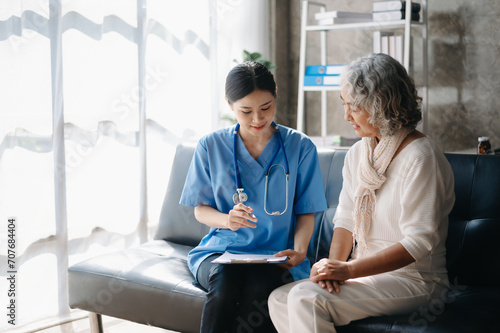 Fotografie Asian Doctors explain the use of medication to patients