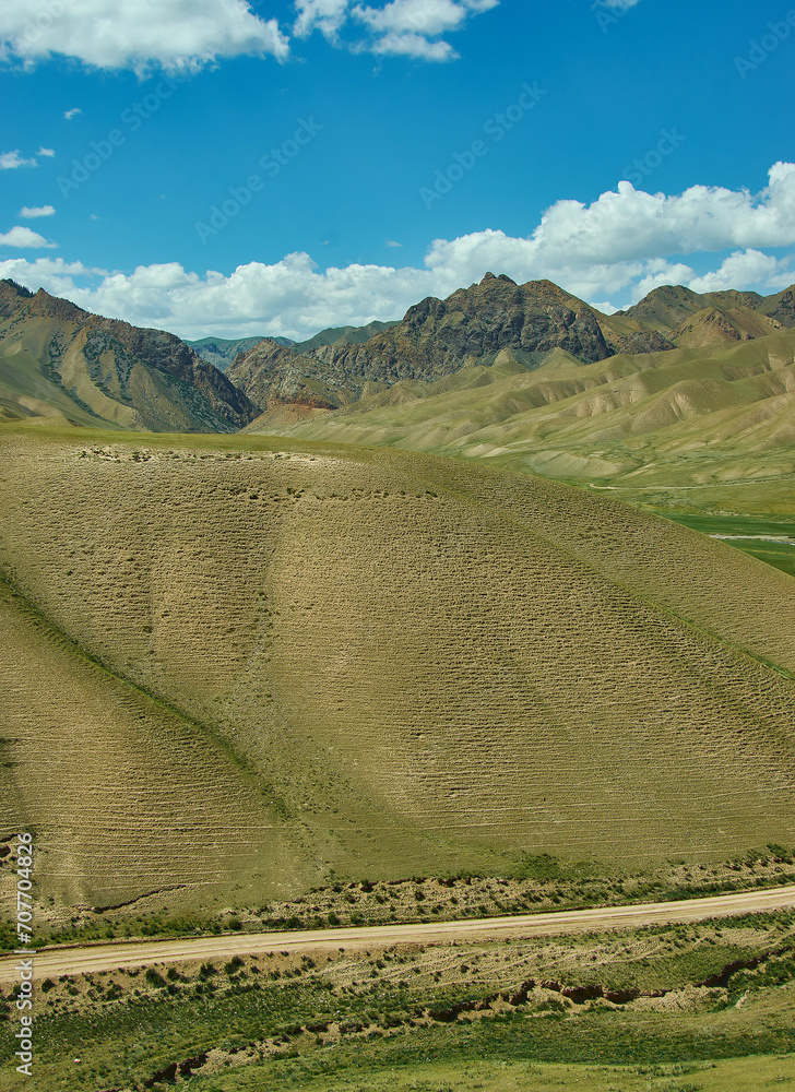 Fotografie Road to Son-Kul Lake