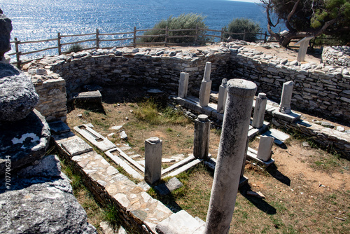 Tableau sur toile Historical archeological site with remaining of ancient Greek city, walls, citie