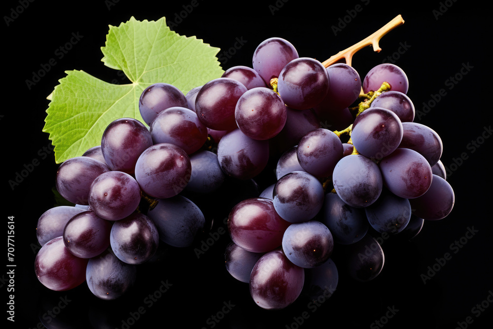 Fototapeta premium Brush of ripe grapes with leaves