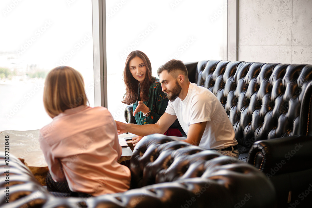 Couple consulting with real estate agent - obrazy, fototapety, plakaty 
