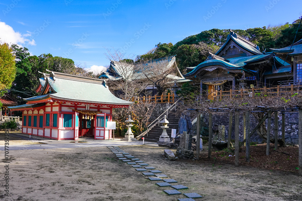 Obraz premium 玄界灘見晴らす加部島の田島神社(佐賀県唐津市呼子町)
