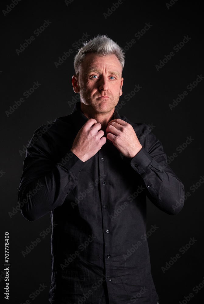 Hombre con camisa abrochándose los botones Hombre con camisa abrochándose los botones
