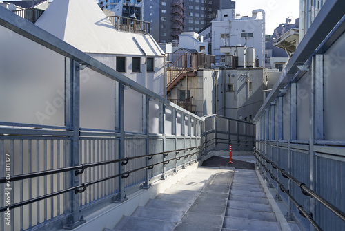 歩道橋と都市のイメージ