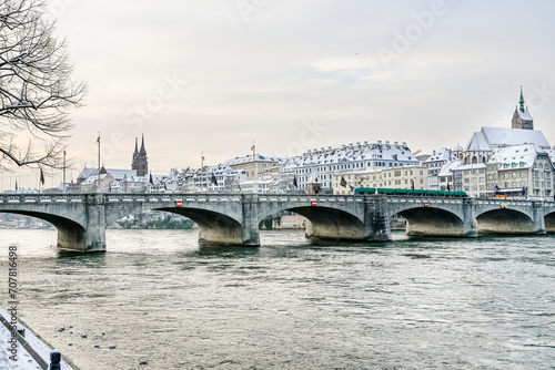 Basel, Rhein, Rheinbrücke, Altstadt, Münster, Kleinbasel, Rheinufer, Stadt, Altstadthäuser, Martinskirche, Grossbasel, Winter, Schnee, Schneedecke, Eis, Morgenstimmung,Schweiz