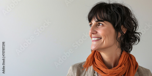 femme souriante vue de trois-quart sur fond uni avec espace libre de personnalisation sur le côté photo