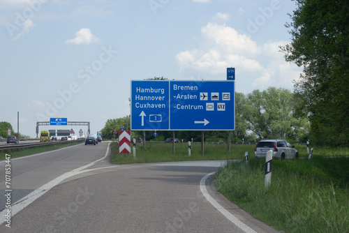 Hinweisschild Ausfahrt A1 in Richtung Cuxhaven, Hannover, Hamburg oder Bremen Centrum © hkama