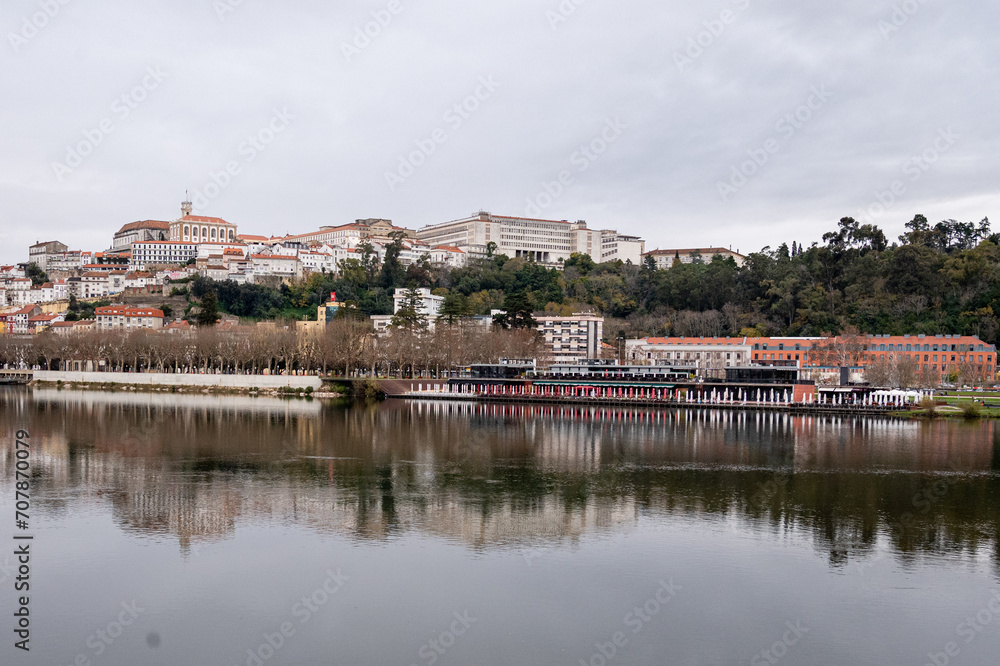 Vista parcial da cidade de Coimbra a partir das margens do Rio Mondego