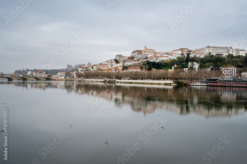 Vista parcial da cidade de Coimbra a partir das margens do Rio Mondego