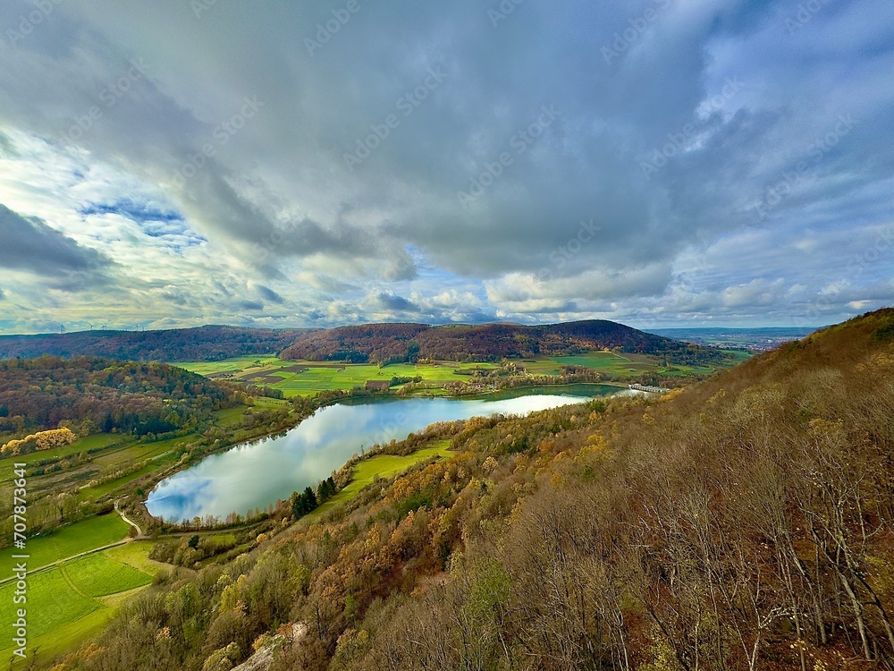 Φωτογραφία The countryside in autumnal colors and a mirror-like still lake.