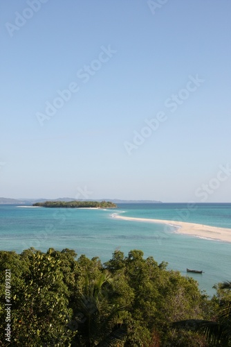 Paysage paradisiaque de l'ile de Nosy Iranja et ses plages sauvages © romain