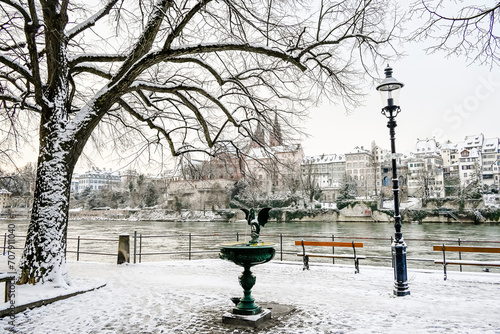 Basel, Rhein, Brunnen, Basiliskbrunnen, Basilisk, Rheinufer, Kleinbasel, Altstadt, Stadt, Winter, Schnee, Schneedecke, Basel-Stadt, Grossbasel, Münster, Schweiz photo