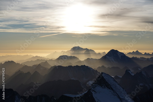 Tuż przed zachodem Słońca na szczycie Matterhorn. © Jacek