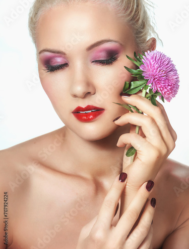 Obraz na płótnie Close-up portrait of charming blonde woman with pink flower w salonie