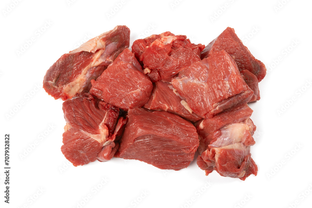 morceaux de boeuf cru, isolé sur un fond blanc morceaux de boeuf cru, isolé sur un fond blanc