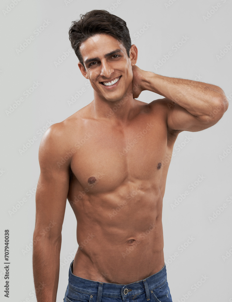 Φωτογραφία Man, portrait and happy or shirtless bodybuilder in studio, smile and fitness by gray background