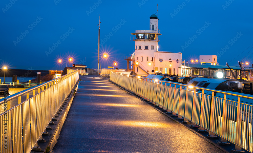 Φωτογραφία Dutch city of Harlingen in province Friesland in the evening