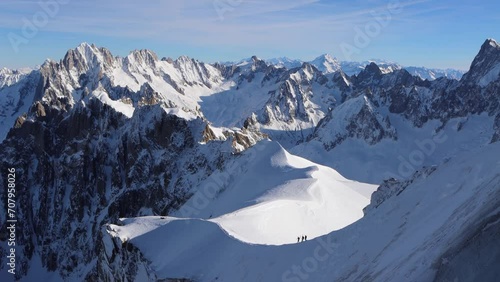 Hay historias en montaña que me ayudan a entender la vida, las historias frías, los acompañamientos, el modo de esquiar y conocer Aiguille du Midi en Chamonix. photo