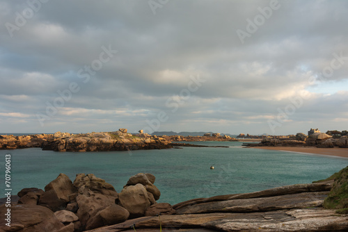 Beau paysage de la baie de Coz-Pors à Trégastel en Bretagne - France photo