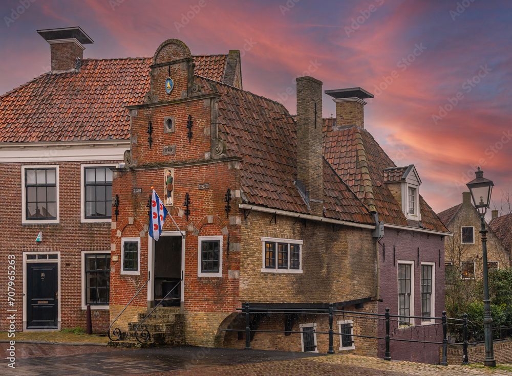 Φωτογραφία A historical house from 1634 known as Korendragershuisje with the flag of Provin