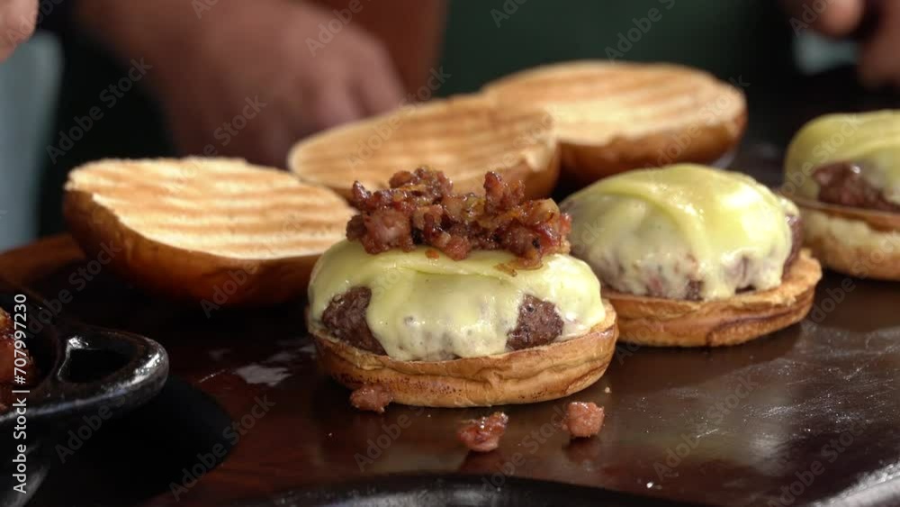 Putting bacon in cheeseburger Putting bacon in cheeseburger
