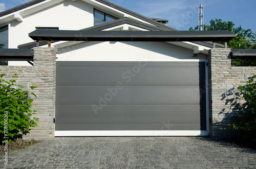 Foto Gray automatic sliding metal gate