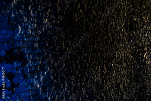 mur de brique sous une lumière frisante bleutée photo