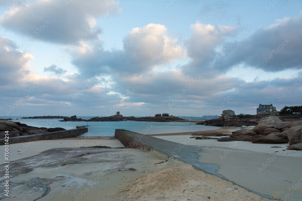 Fototapeta premium Beau paysage de la baie de Coz-Pors à Trégastel en Bretagne - France