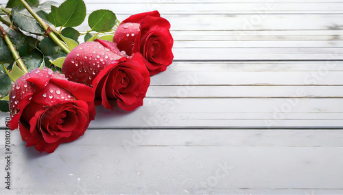 Sfondo di rose rosse in gocce d'acqua, 
copia spazio. photo