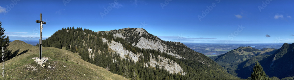 Gipfelkreuz der Kirchwand mit Blick dem Breitenstein im Hintergrund, Mangfallgebirge, Alpen, Bayern, Deutschland