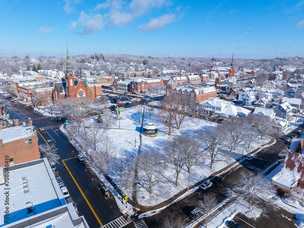 Obraz premium First Congregational Church and Town Common aerial view in winter on Central Street in historic town center of Natick, Massachusetts, USA.