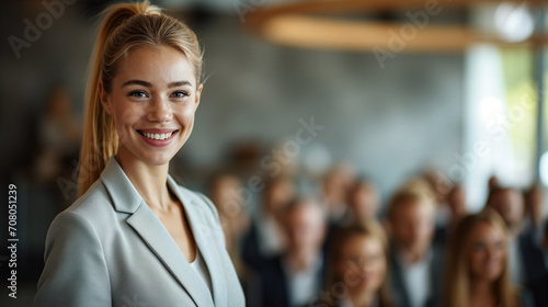 Porträt. Selbstbewusste, lächelnde Business Frau mit positiver Ausstrahlung vor einem Publikum im unscharfen Hintergrund  photo