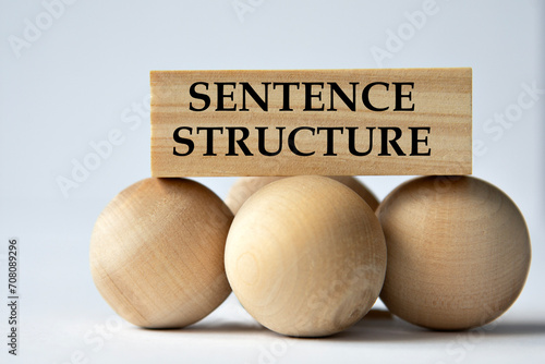 Foto SENTENCE STRUCTURE - words on a wooden block on a white background with wooden b