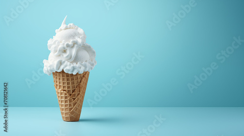 Cono de helado de nata sobre un fondo azul claro