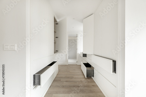 Hallway dressing room of a bedroom with access to a private bathroom