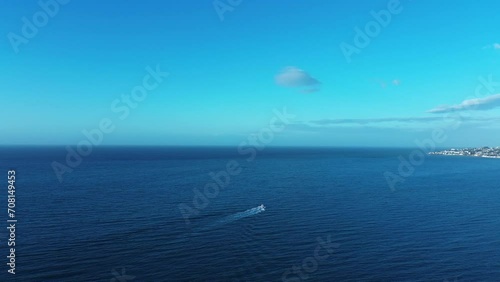 Barco navegando en el mar azul