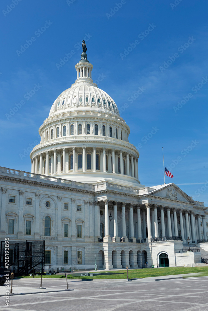 Obraz premium United States Capitol Building on a Clear Sunny Day