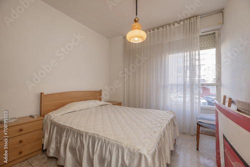Tableau sur toile A cheap bedroom with a double bed