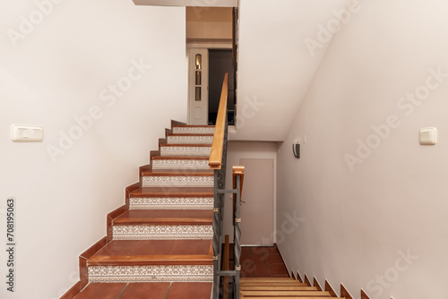 Single-family home stairs of various heights with stoneware steps