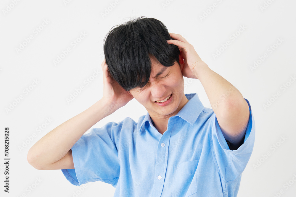 頭を抱える男性　白背景