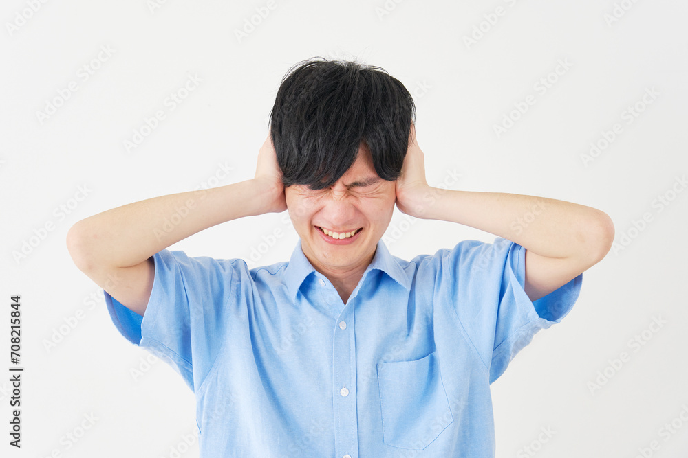 耳を塞ぐ男性 白背景 耳を塞ぐ男性 白背景